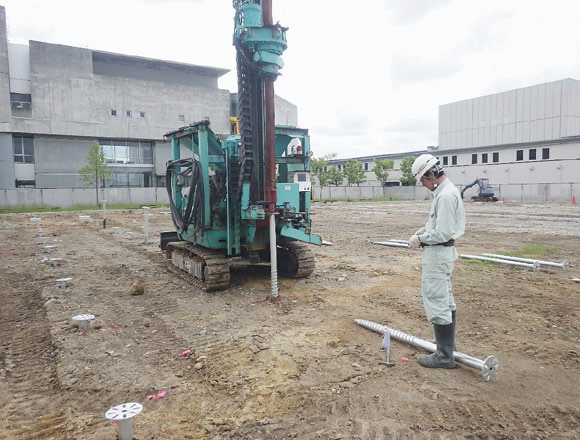 写真：スクリュー杭工法